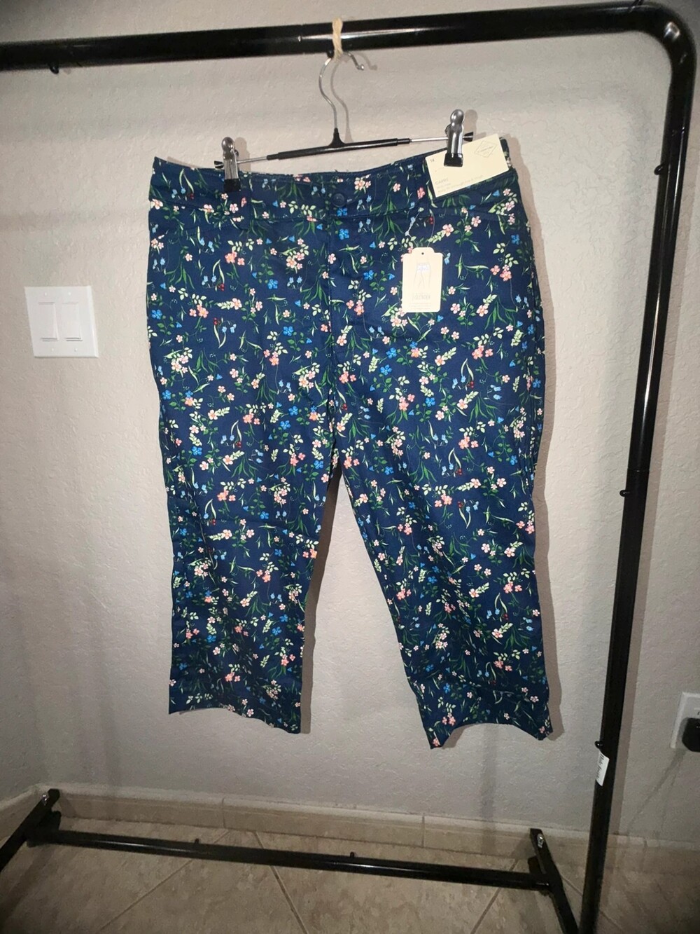 St. John's Bay Floral Mid-Rise Capri Pants - Size 14